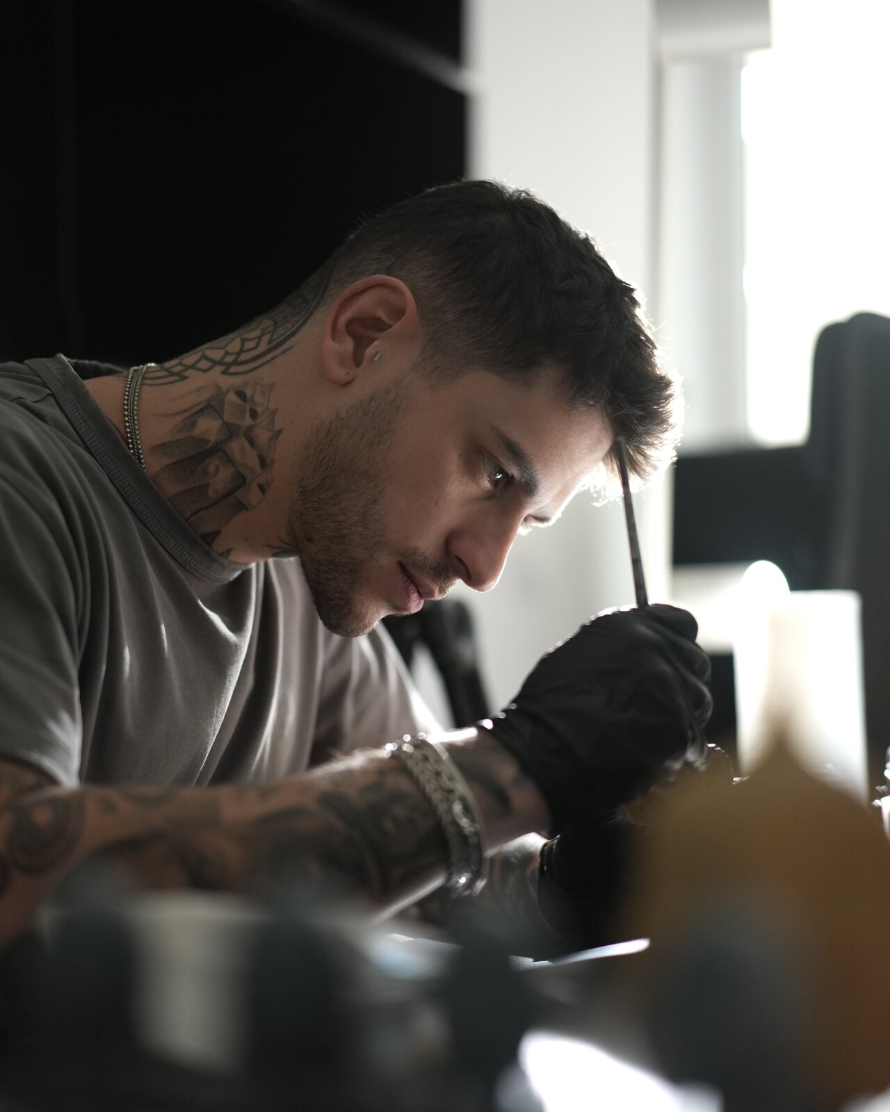 Ivan Casabó tatuando en su estudio — microrealismo en Barcelona