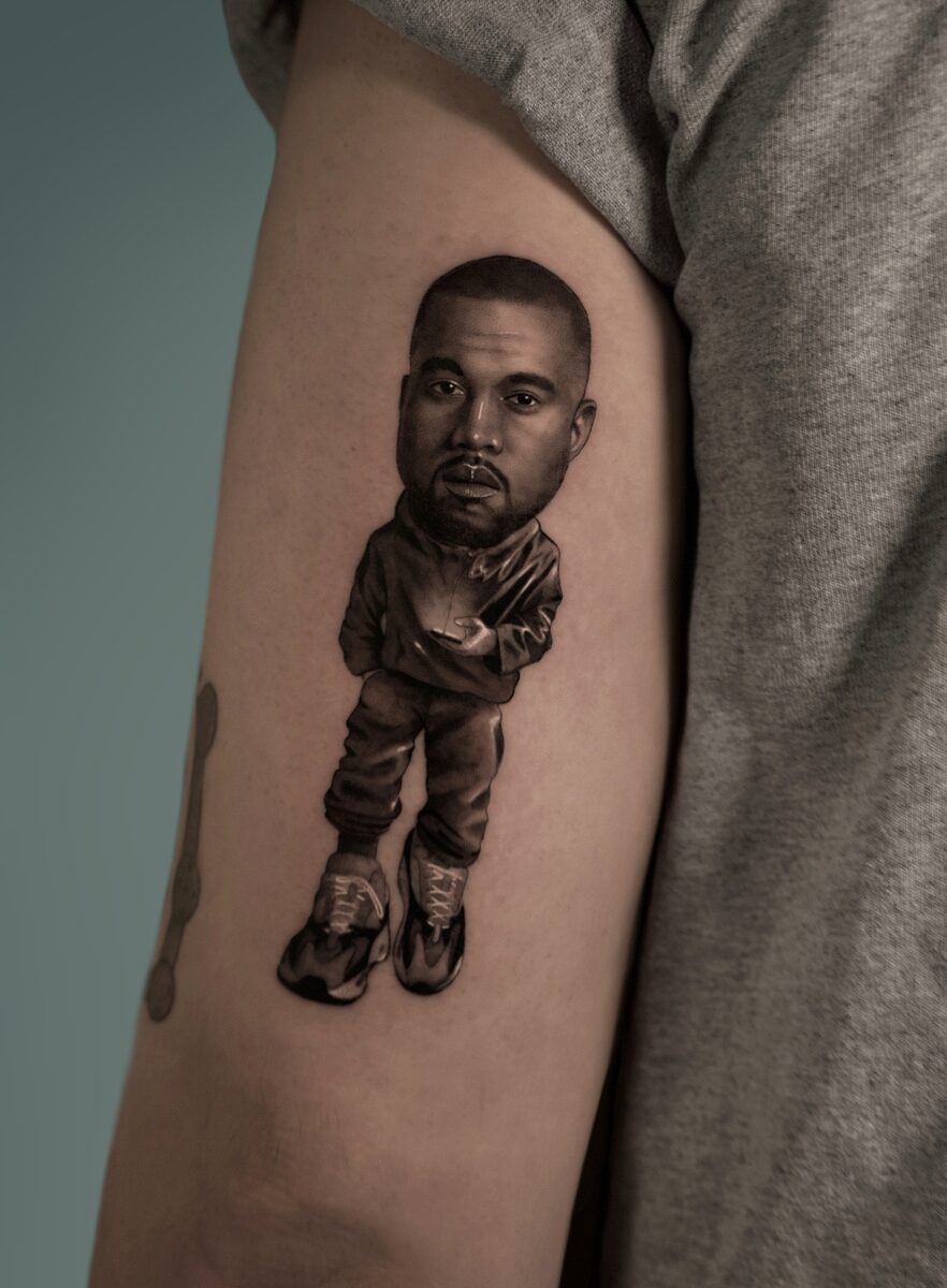 Caricatura microrealista de Kanye West con Yeezy, serie Big Heads