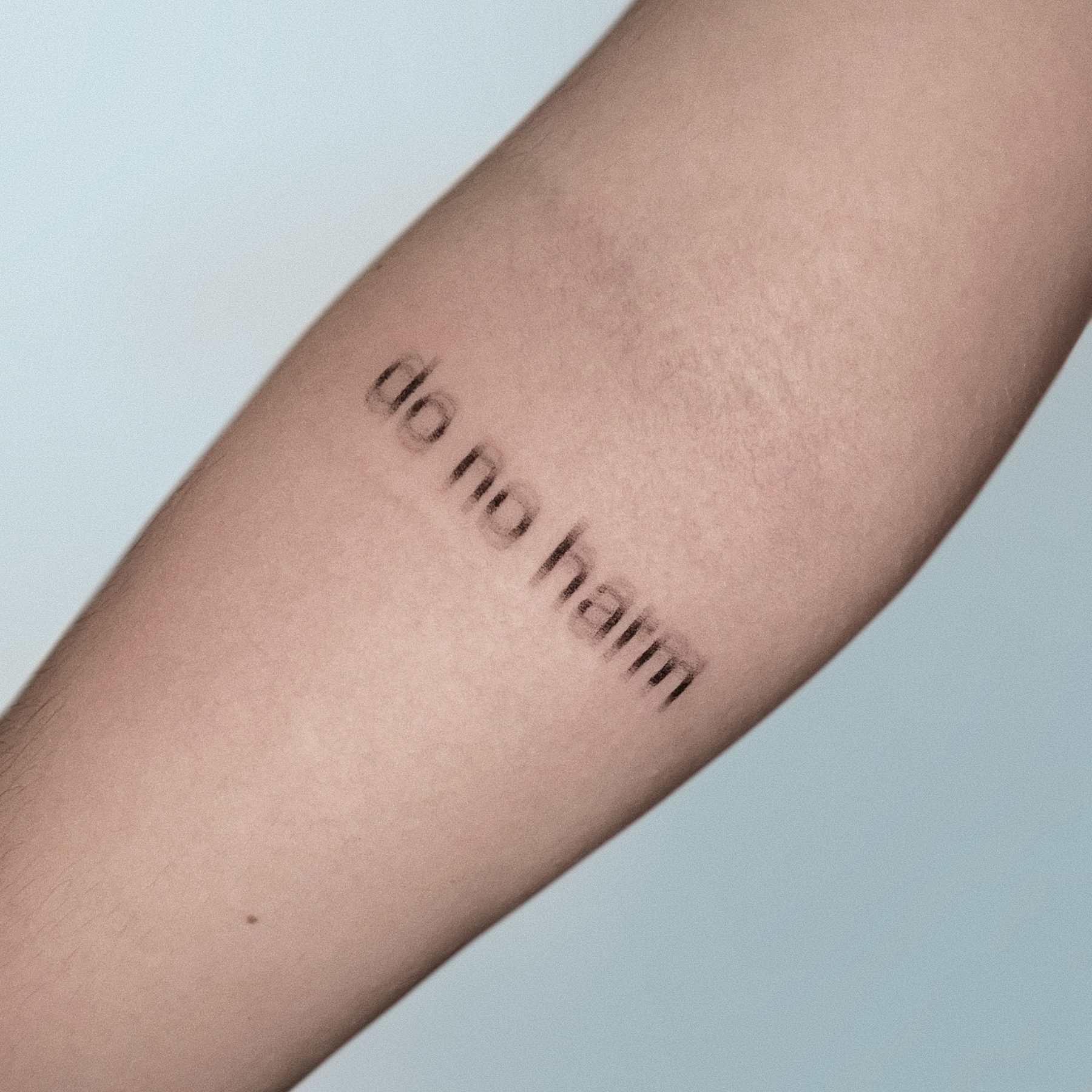 Tatuaje do no harm con efecto difuminado