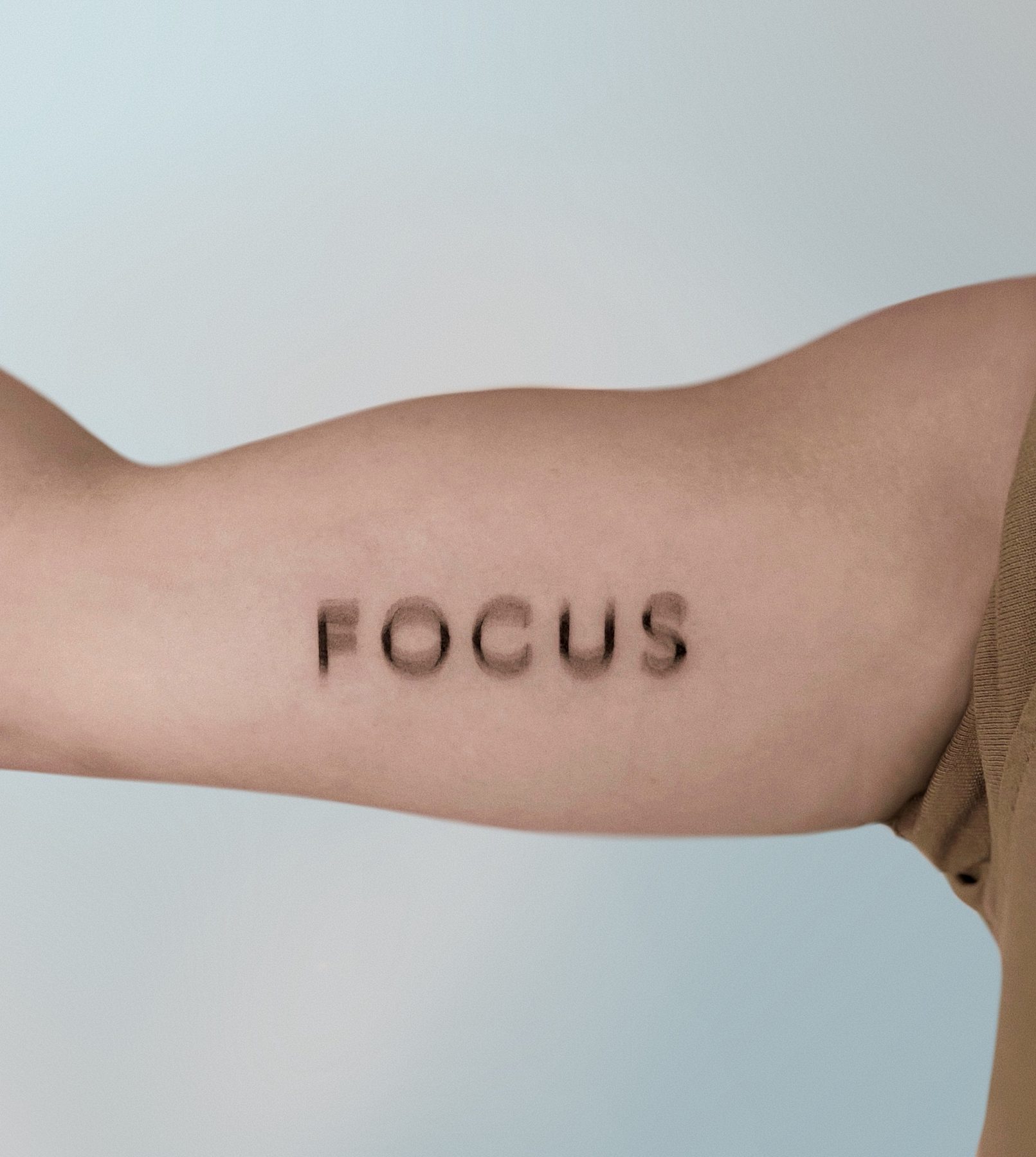 Tatuaje FOCUS con efecto difuminado