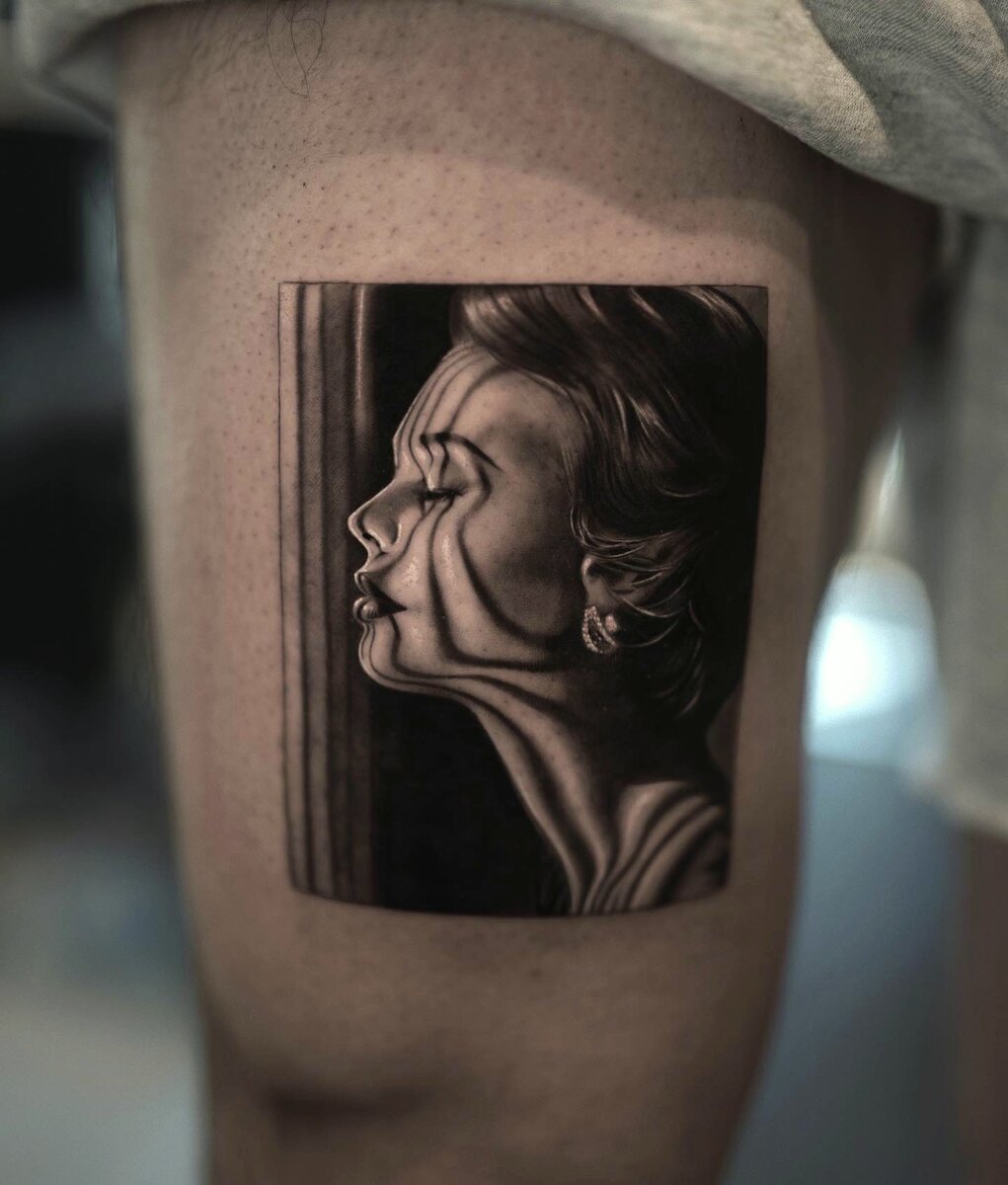 Shadow Women 01 — retrato femenino de perfil con marco, microrealismo